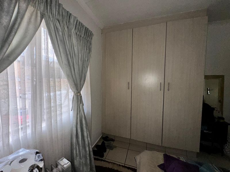 Perfect modern unit curated for a young couple or family - Photo 8