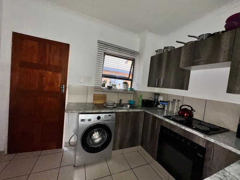 Perfect modern unit curated for a young couple or family - Photo 4