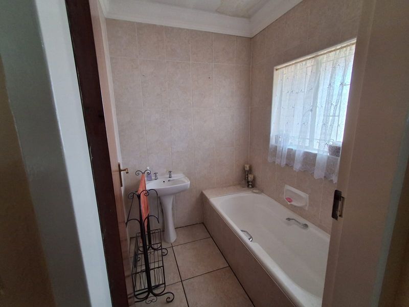 Your Dream Family Retreat Awaits! - Photo 9