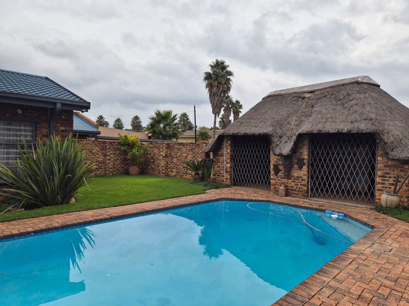 !ENTERTAINER'S DREAM HOME IN PEACEFUL PARADISE - Photo 1