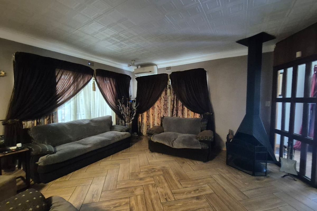 !ENTERTAINER'S DREAM HOME IN PEACEFUL PARADISE - Photo 2