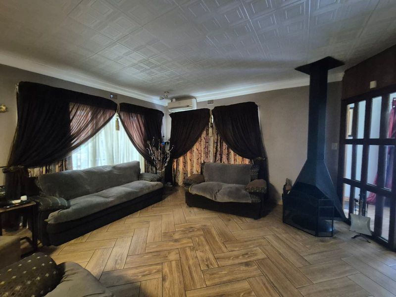 !ENTERTAINER'S DREAM HOME IN PEACEFUL PARADISE - Photo 2