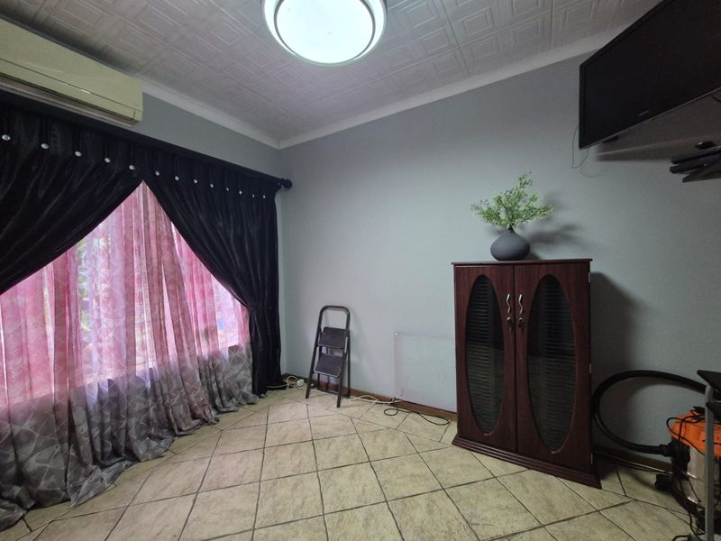 !ENTERTAINER'S DREAM HOME IN PEACEFUL PARADISE - Photo 5