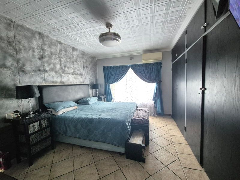 !ENTERTAINER'S DREAM HOME IN PEACEFUL PARADISE - Photo 8