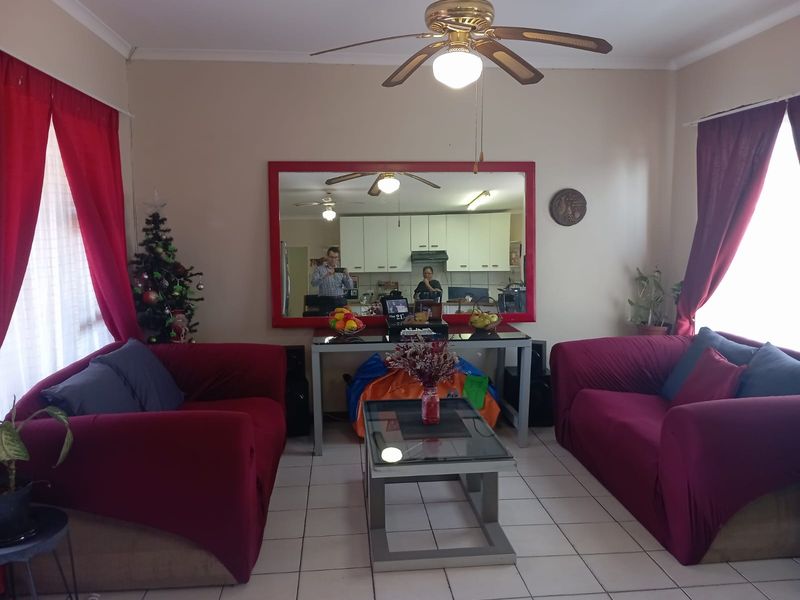Charming 2 Bedroom Home – Perfect Lock-Up & Go - Photo 9