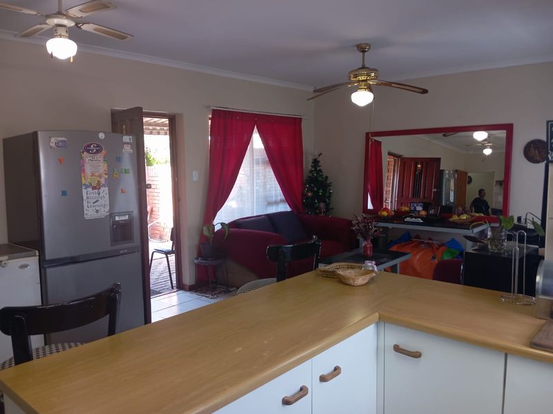 Charming 2 Bedroom Home – Perfect Lock-Up & Go - Photo 8