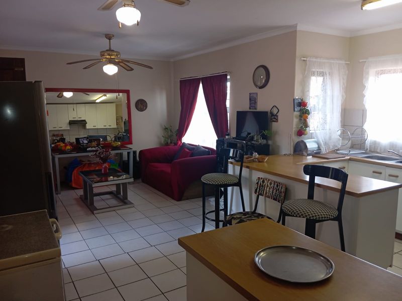 Charming 2 Bedroom Home – Perfect Lock-Up & Go - Photo 7