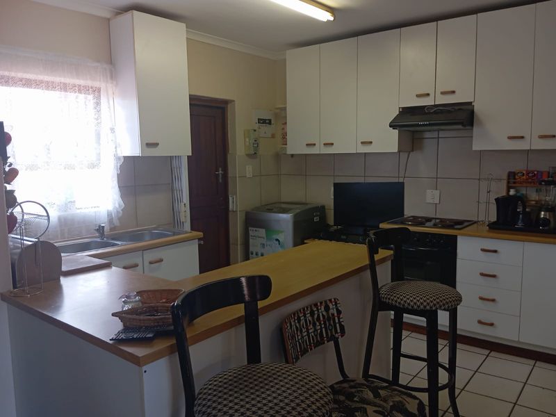Charming 2 Bedroom Home – Perfect Lock-Up & Go - Photo 6