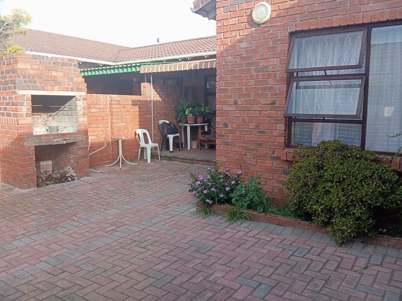 Charming 2 Bedroom Home – Perfect Lock-Up & Go - Photo 3