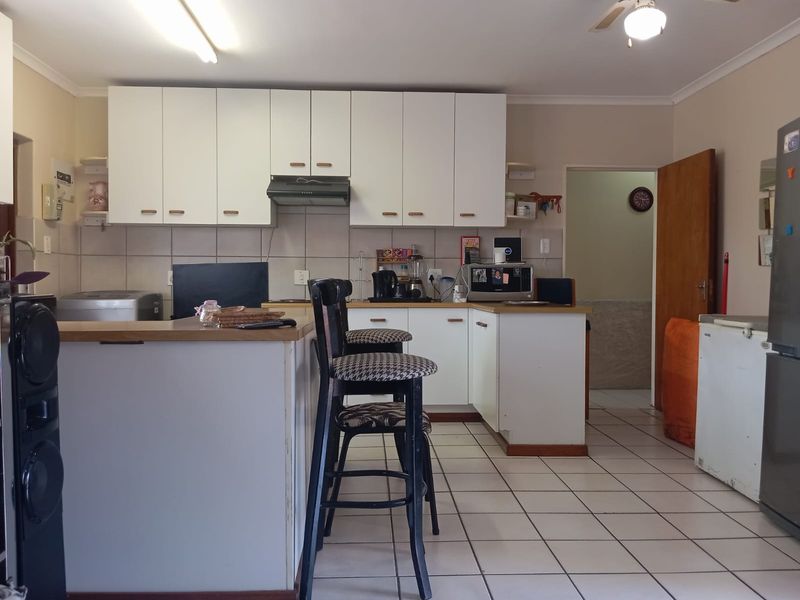 Charming 2 Bedroom Home – Perfect Lock-Up & Go - Photo 5