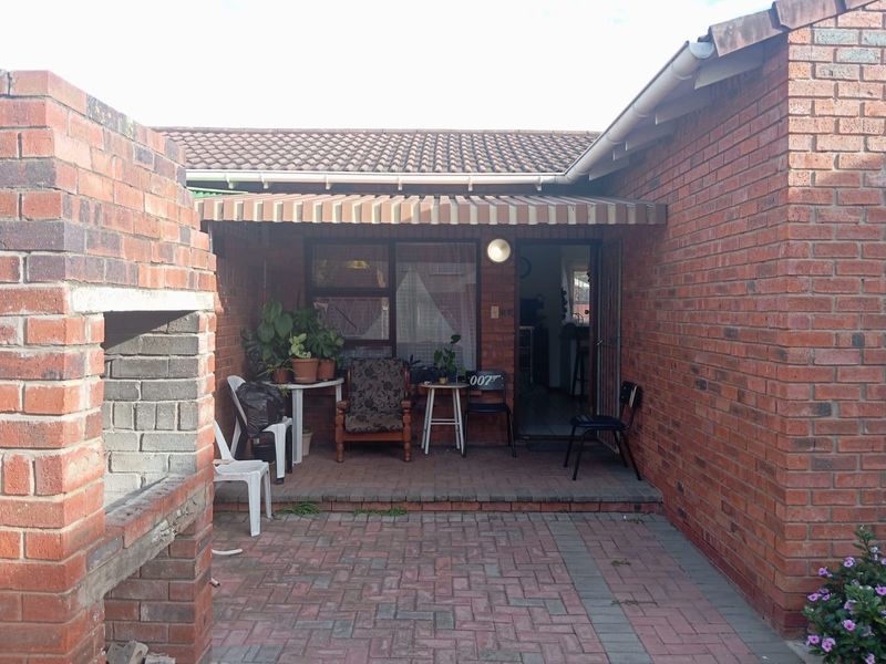 Charming 2 Bedroom Home – Perfect Lock-Up & Go - Photo 2