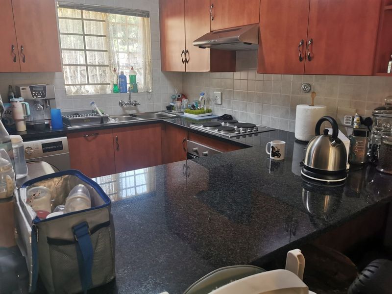 Spacious Townhouse with Double Garage & Great Location - Photo 10