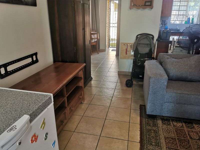 Spacious Townhouse with Double Garage & Great Location - Photo 9