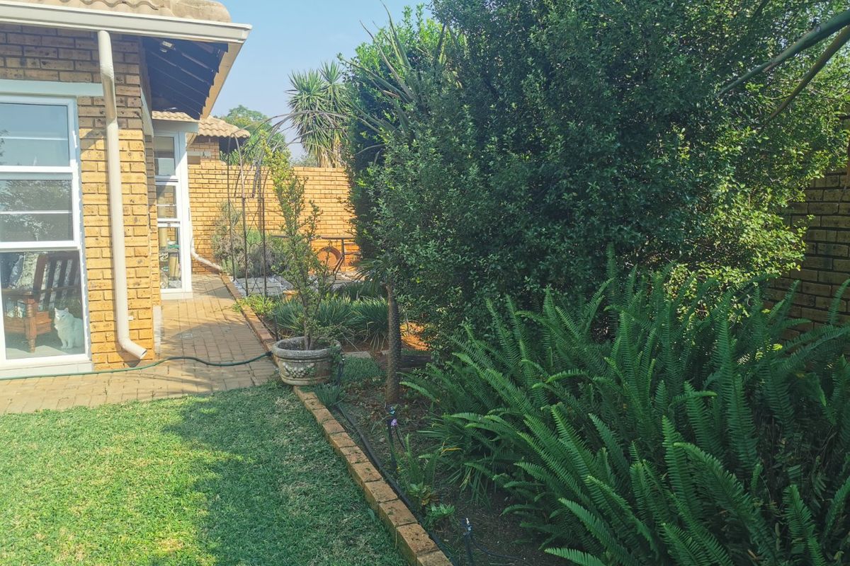 Spacious Townhouse with Double Garage & Great Location - Photo 3