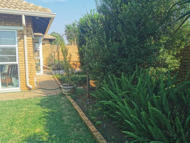 Spacious Townhouse with Double Garage & Great Location - Photo 3