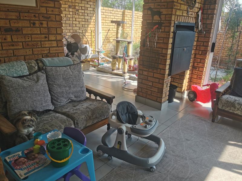 Spacious Townhouse with Double Garage & Great Location - Photo 7