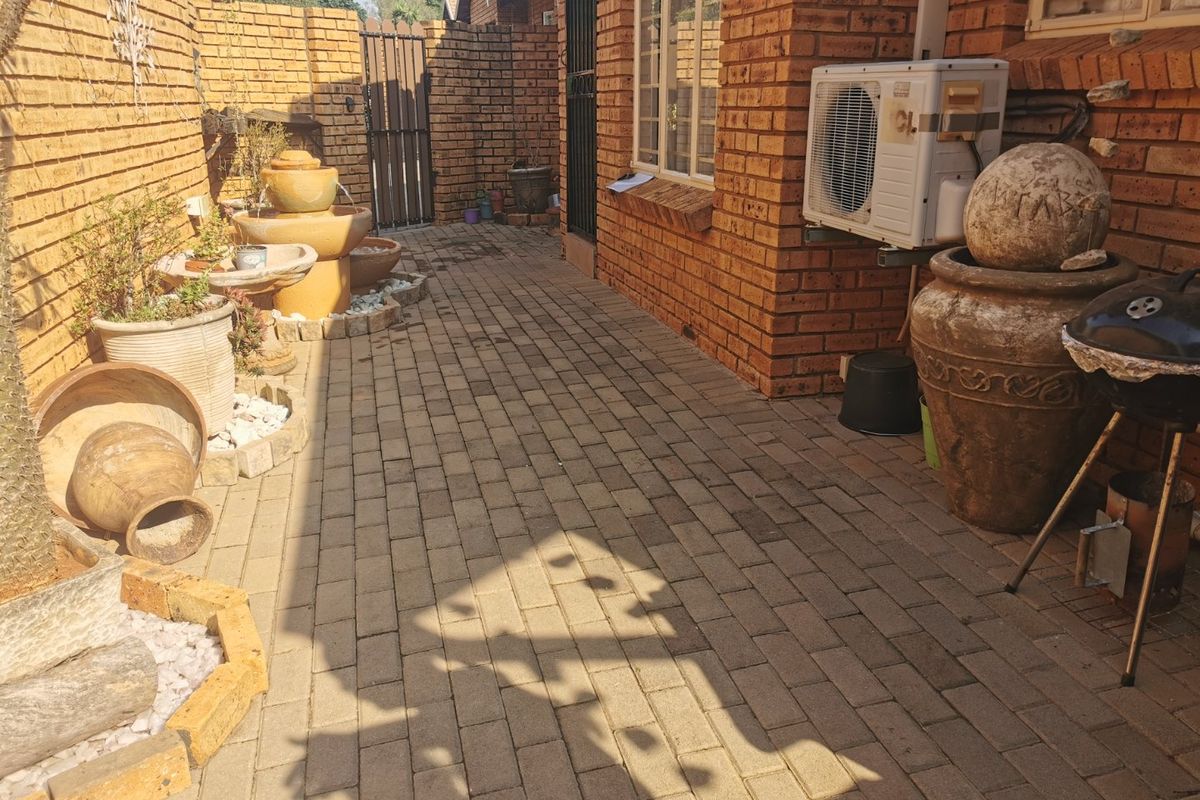 Spacious Townhouse with Double Garage & Great Location - Photo 4