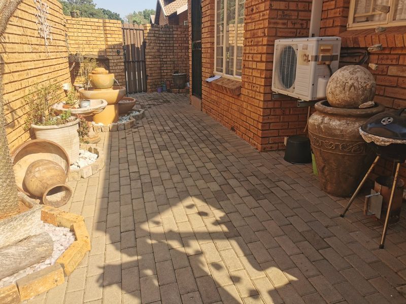 Spacious Townhouse with Double Garage & Great Location - Photo 4