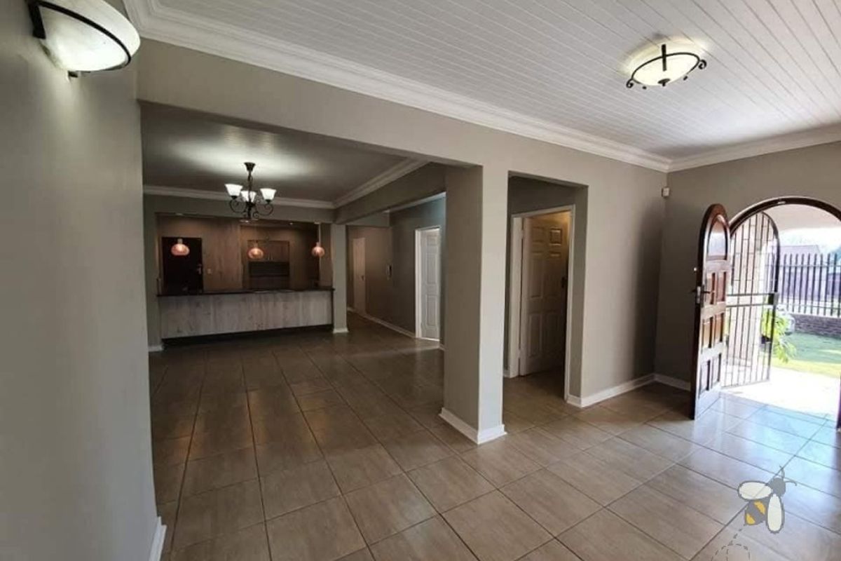 Stunning 6 Bedroom House Freeway Park - 1224m2 - Photo 5