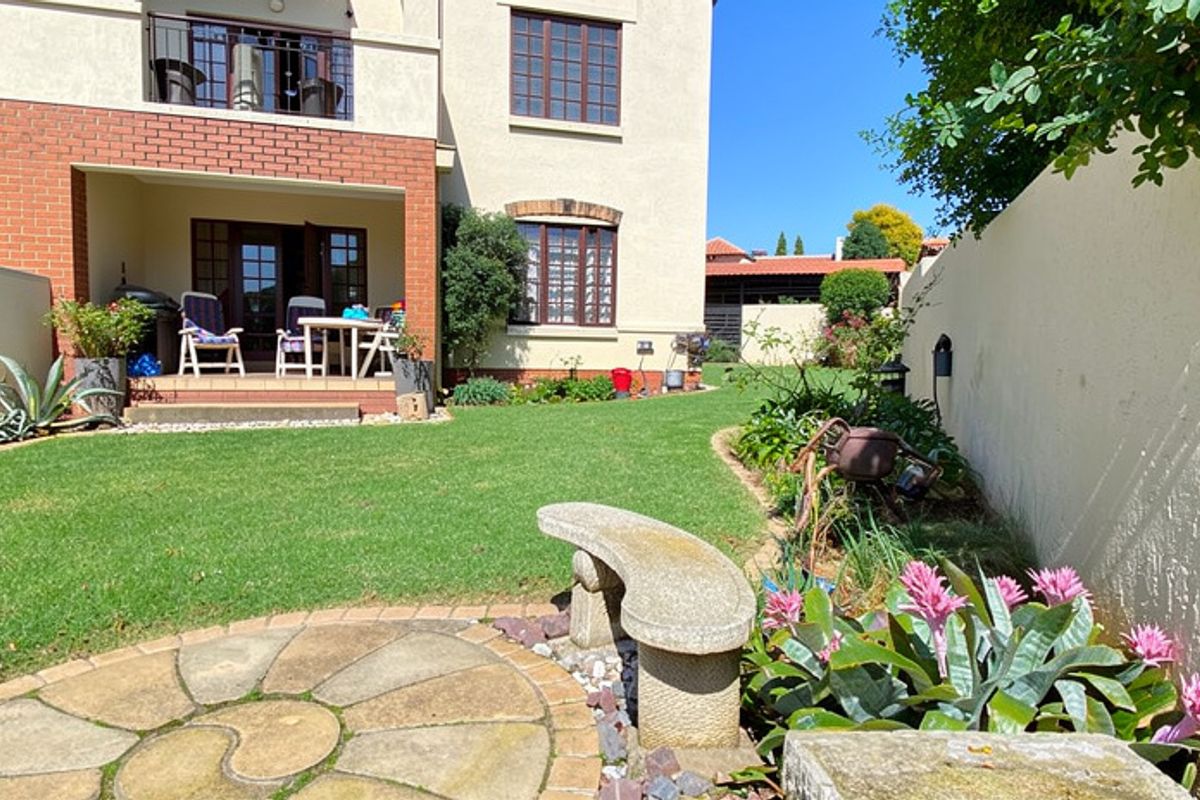 2 Bedroom Townhouse for Sale in Lynton Manor, Lonehill - Photo 2