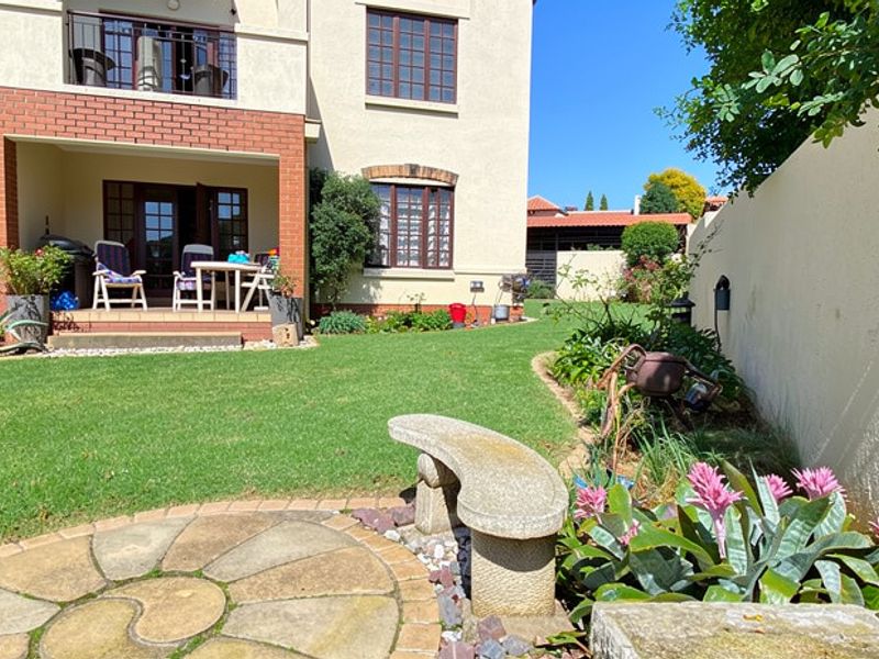 2 Bedroom Townhouse for Sale in Lynton Manor, Lonehill - Photo 2
