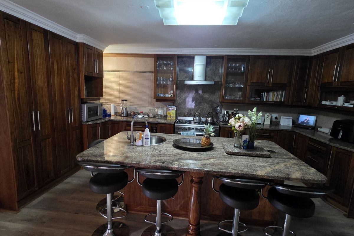 Exceptional Estate Living with Space, Comfort & Lifestyle Amenities - Photo 4