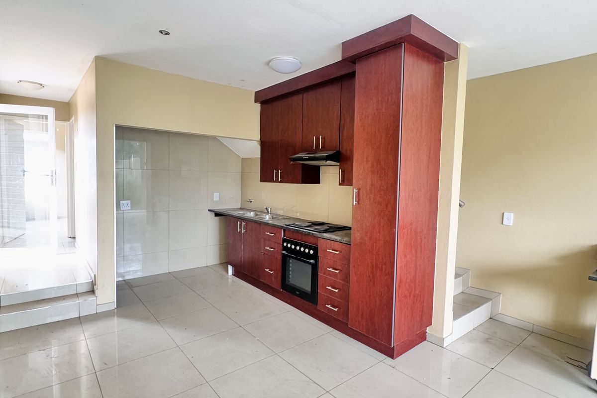 Modern 3-Bedroom Townhouse in Die Heuwel – Comfort Meets Convenience - Photo 2
