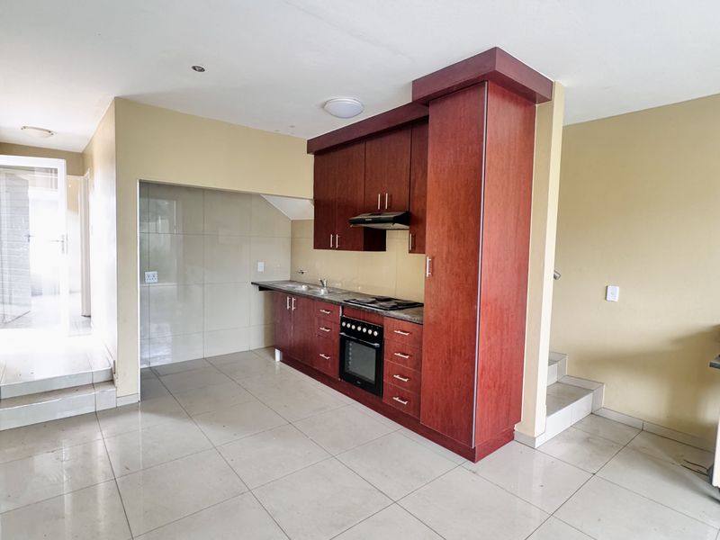 Modern 3-Bedroom Townhouse in Die Heuwel – Comfort Meets Convenience - Photo 2