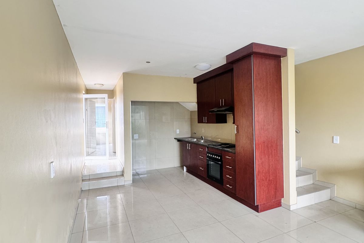Modern 3-Bedroom Townhouse in Die Heuwel – Comfort Meets Convenience - Photo 4