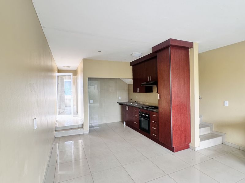 Modern 3-Bedroom Townhouse in Die Heuwel – Comfort Meets Convenience - Photo 4