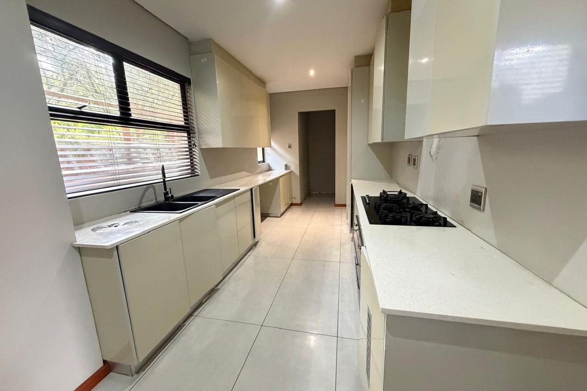 Stylish 5-Bedroom Home with Pool & Sea Views in Hilltop Estate - Photo 2