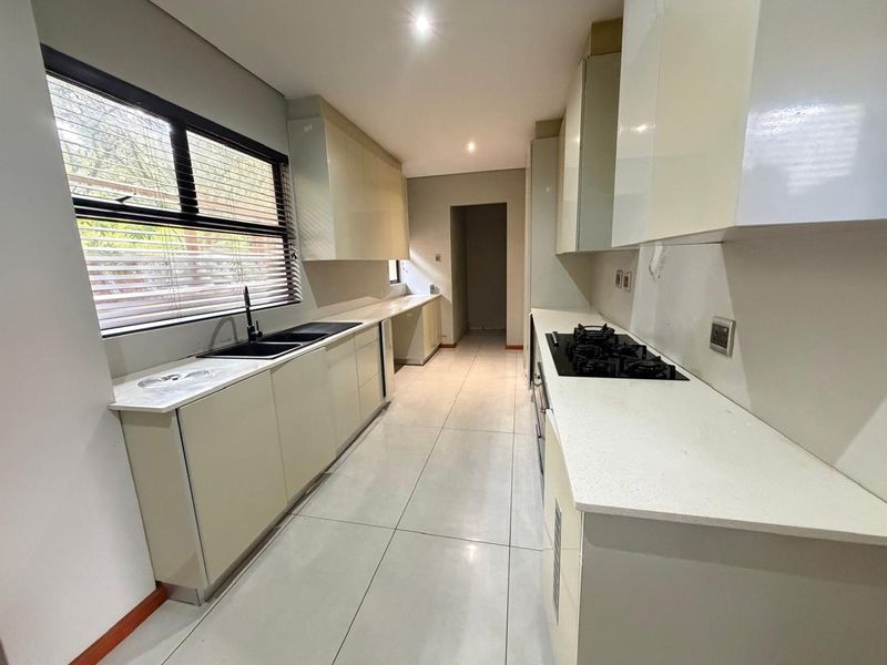 Stylish 5-Bedroom Home with Pool & Sea Views in Hilltop Estate - Photo 2