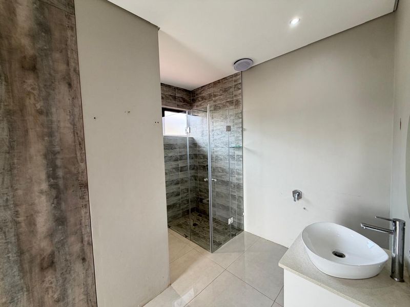 Stylish 5-Bedroom Home with Pool & Sea Views in Hilltop Estate - Photo 10