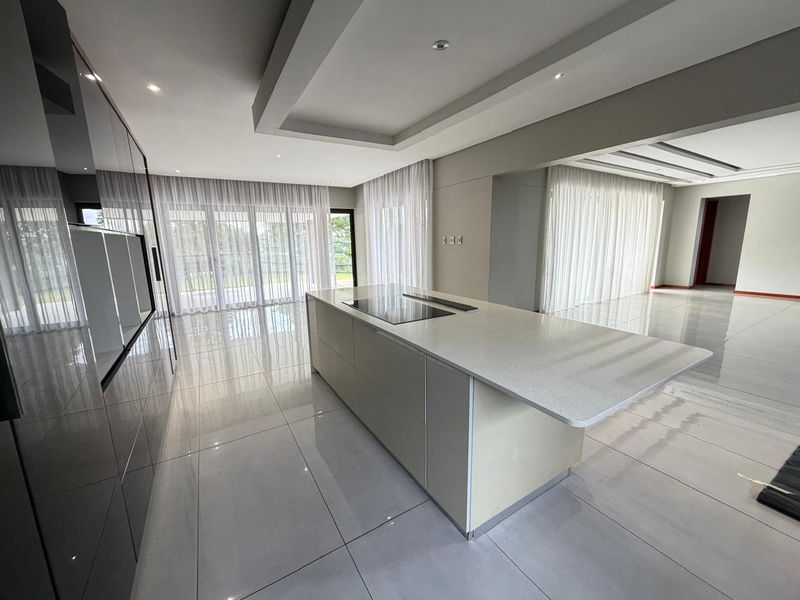 Stylish 5-Bedroom Home with Pool & Sea Views in Hilltop Estate - Photo 8