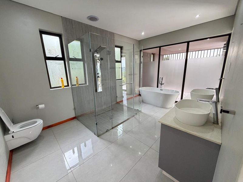 Stylish 5-Bedroom Home with Pool & Sea Views in Hilltop Estate - Photo 3