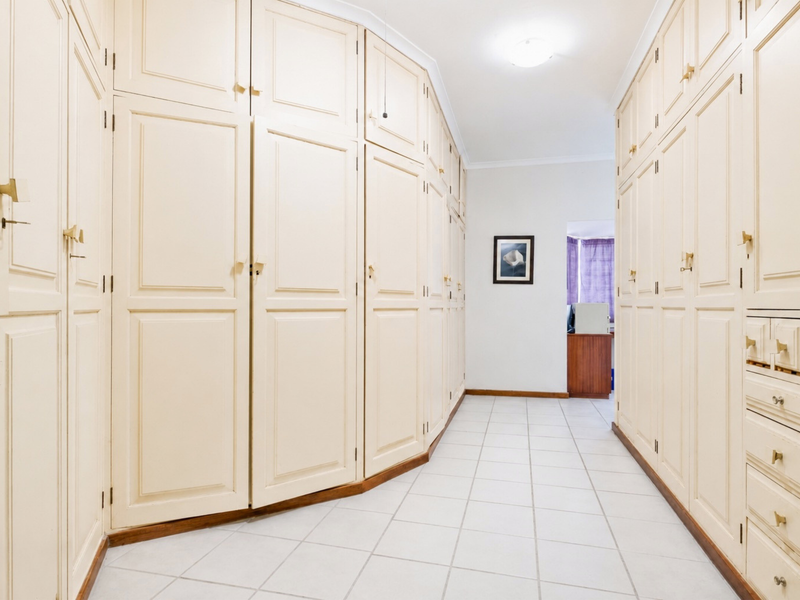 Elegant 4-Bedroom Home with Flatlet & Pool in Bramley Park - Photo 10
