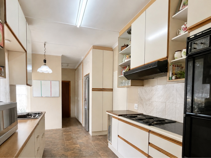 Elegant 4-Bedroom Home with Flatlet & Pool in Bramley Park - Photo 7