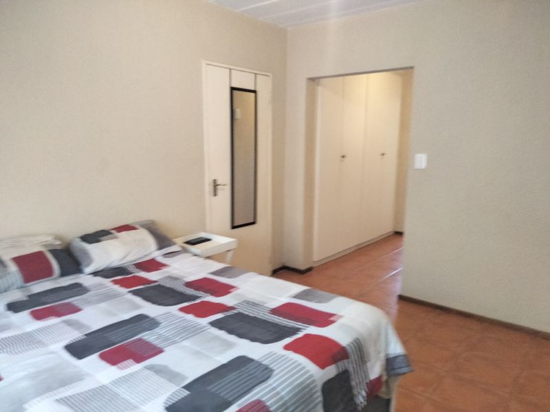 A cozy 1 bedroom flat tucked away within the Barcelona complex in Sundowner. - Photo 10