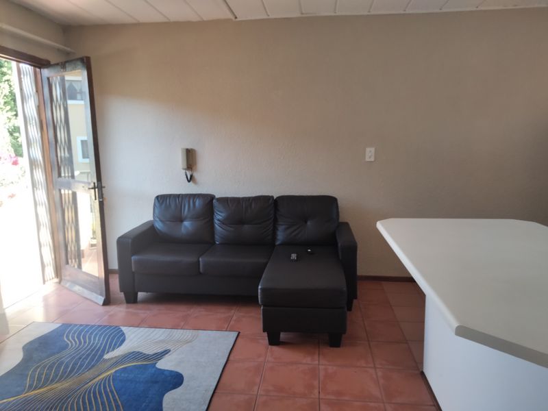 A cozy 1 bedroom flat tucked away within the Barcelona complex in Sundowner. - Photo 9