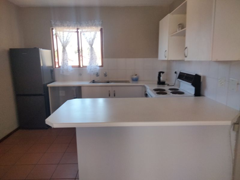 A cozy 1 bedroom flat tucked away within the Barcelona complex in Sundowner. - Photo 8