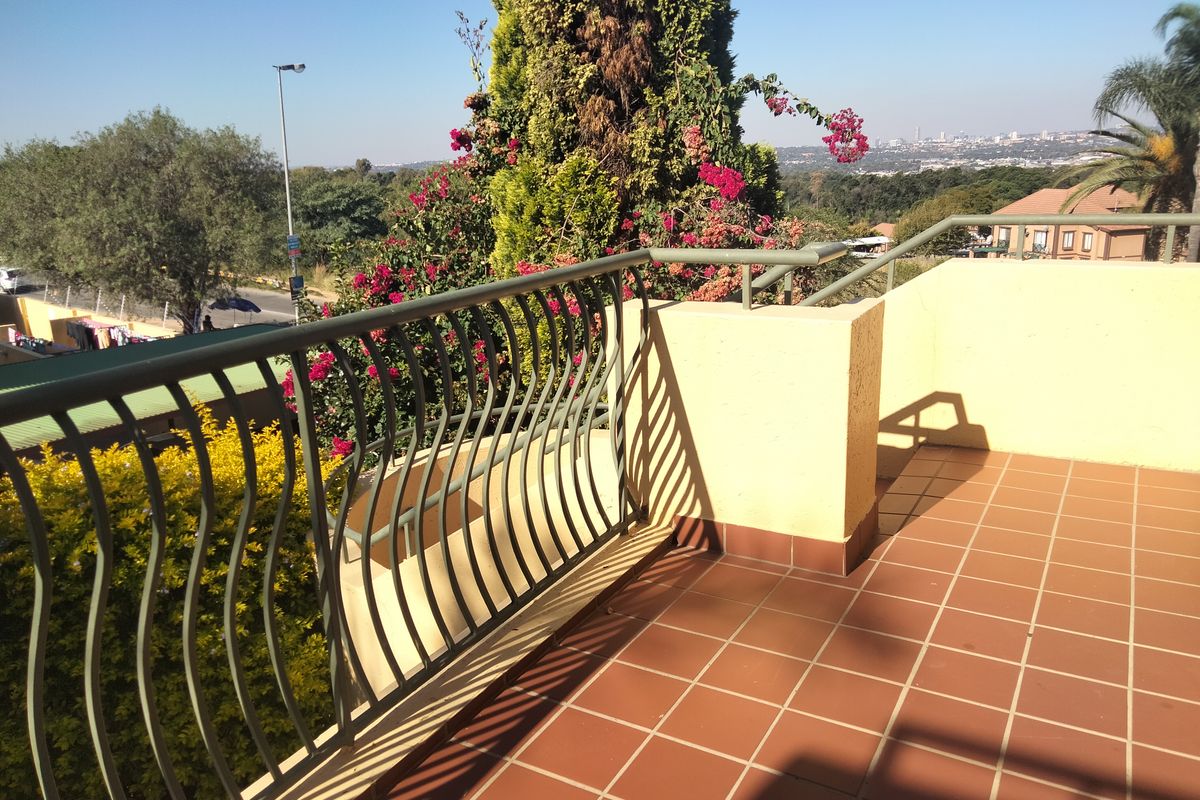 A cozy 1 bedroom flat tucked away within the Barcelona complex in Sundowner. - Photo 4