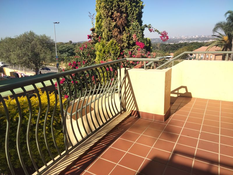 A cozy 1 bedroom flat tucked away within the Barcelona complex in Sundowner. - Photo 4