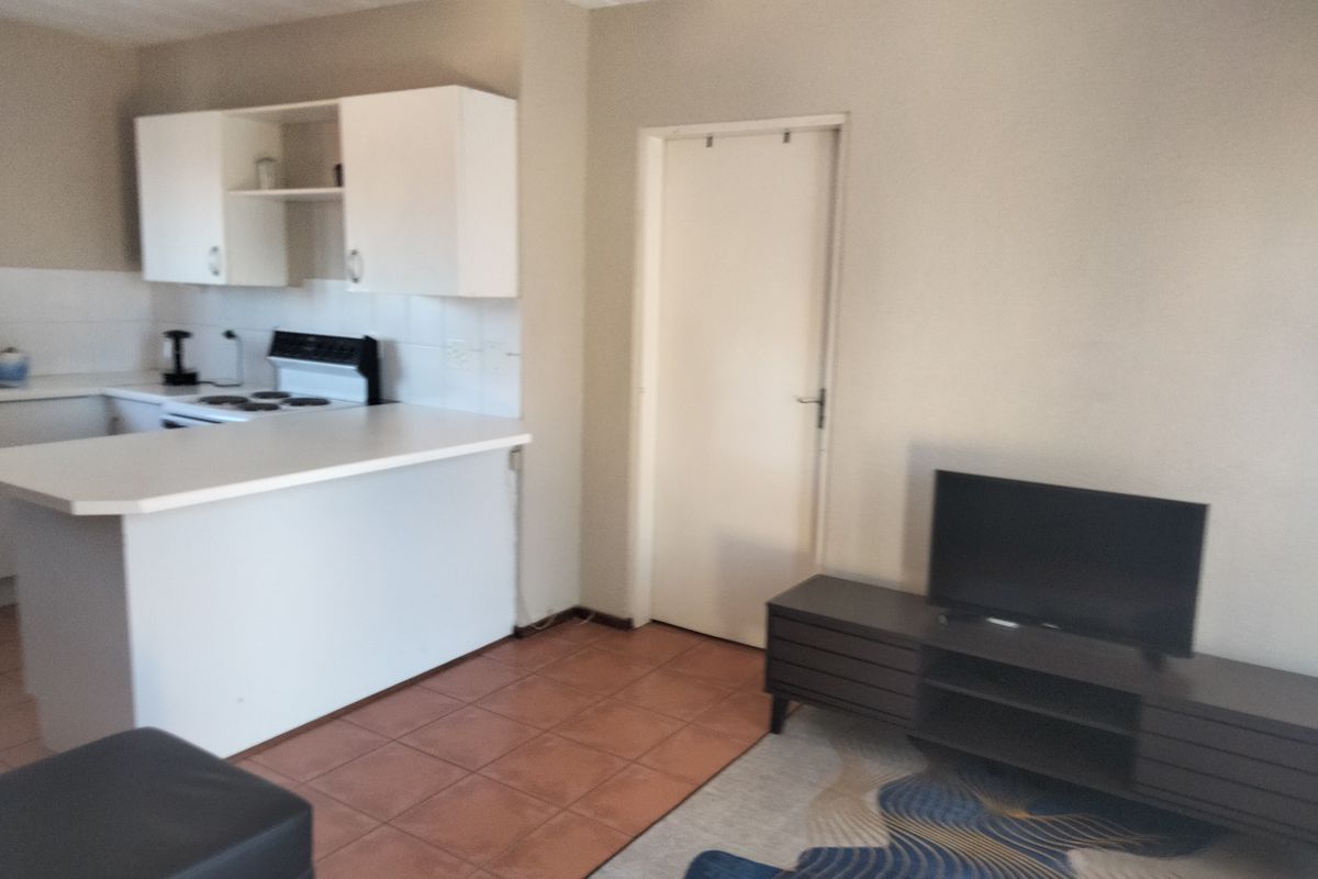 A cozy 1 bedroom flat tucked away within the Barcelona complex in Sundowner. - Photo 5