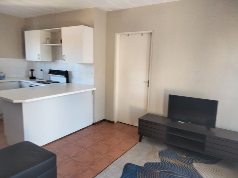 A cozy 1 bedroom flat tucked away within the Barcelona complex in Sundowner. - Photo 5