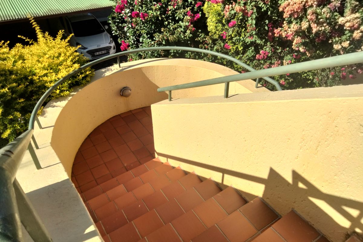 A cozy 1 bedroom flat tucked away within the Barcelona complex in Sundowner. - Photo 2