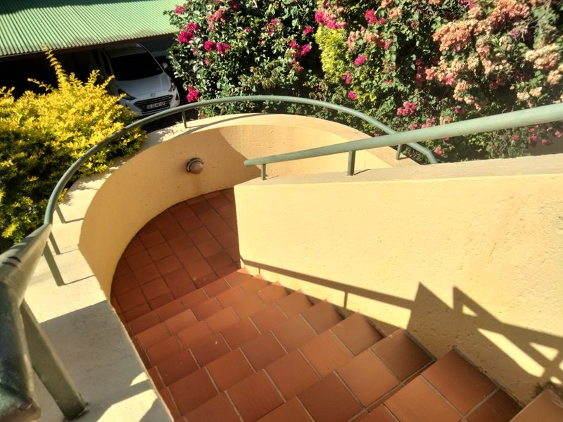 A cozy 1 bedroom flat tucked away within the Barcelona complex in Sundowner. - Photo 2