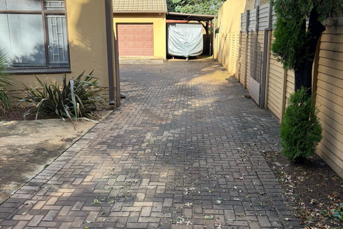 Magnificent Home in Golf Park - Photo 2
