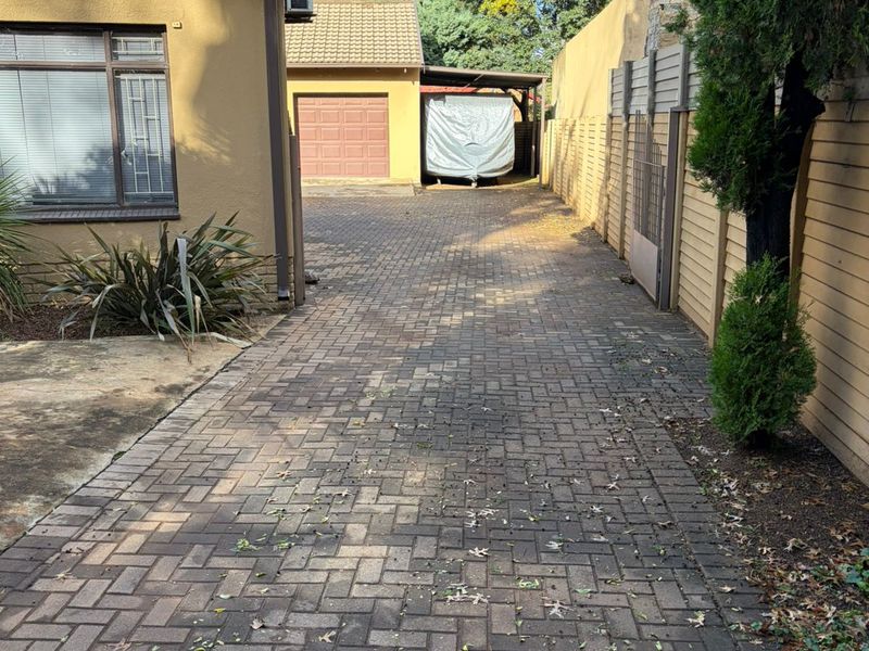 Magnificent Home in Golf Park - Photo 2