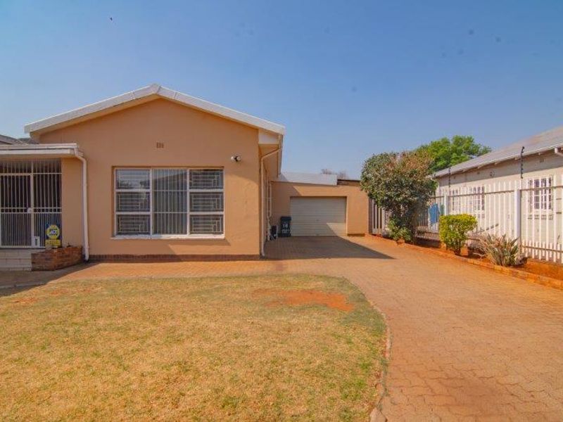 Stunning Family Home in Dalview with Seperate Flat - Photo 4