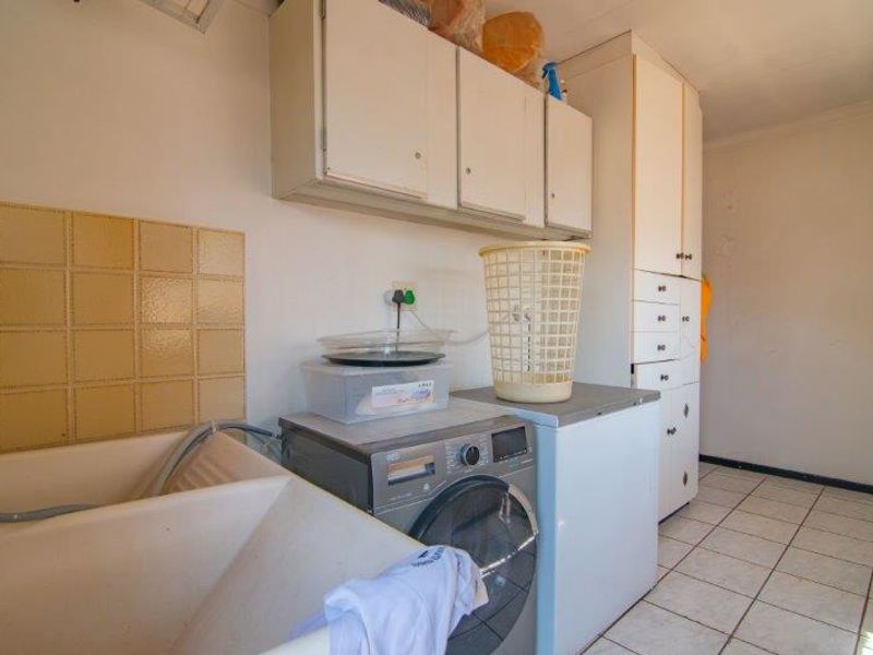 Stunning Family Home in Dalview with Seperate Flat - Photo 7